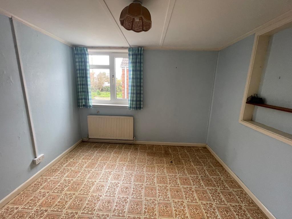 Lot: 91 - DETACHED BUNGALOW IN RIVERSIDE TOWN FOR IMPROVEMENT - Bedroom 2